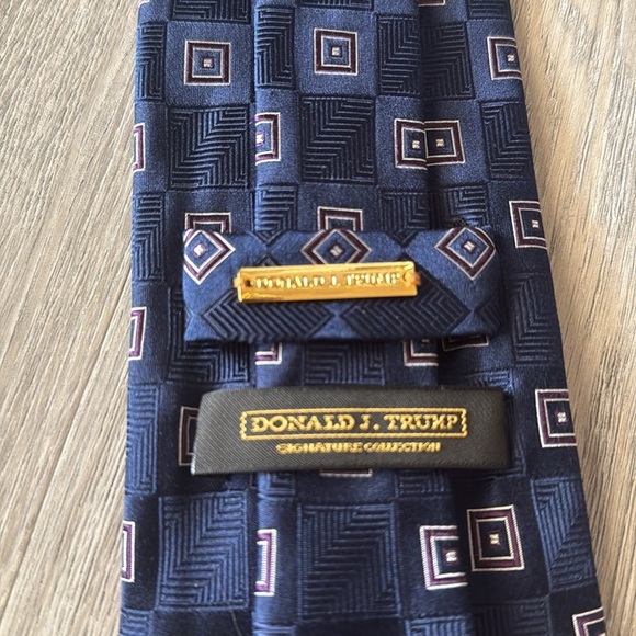 🏴 Donald Trump Elegant Navy Blue Patterned Tie - Picture 8 of 8